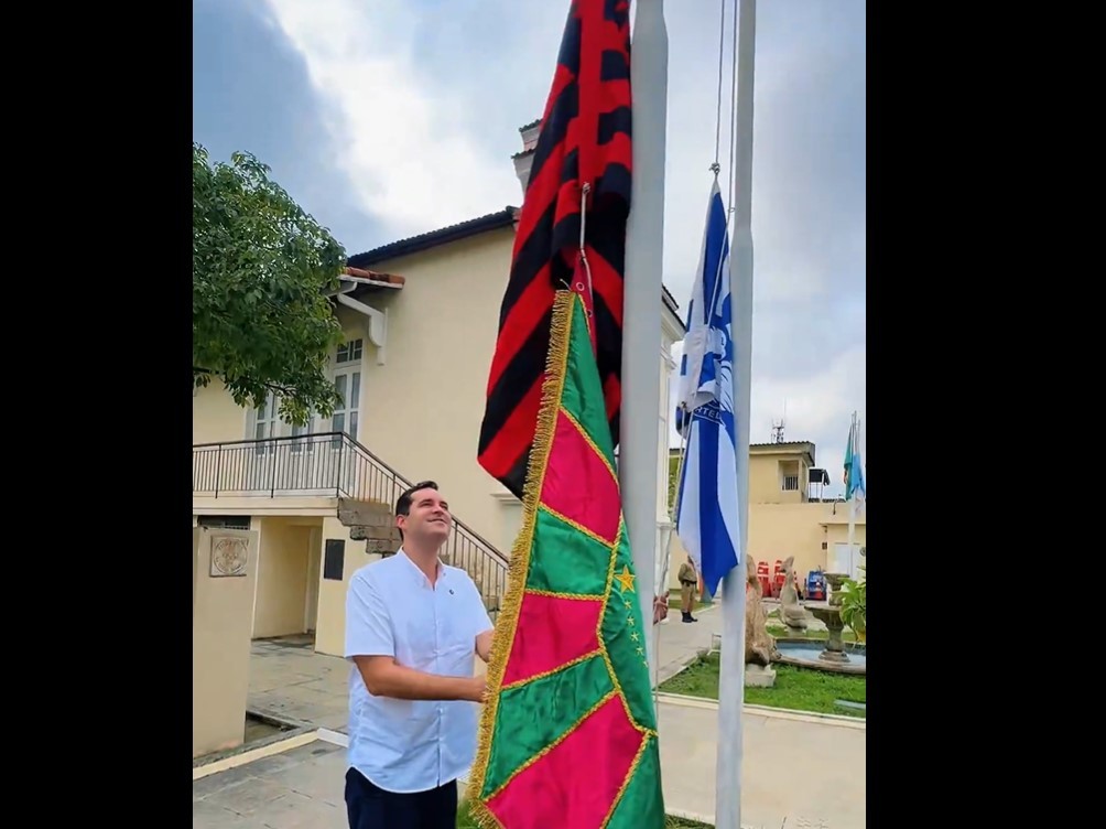  Cavaliere levanta bandeira do Fla e da Mangueira em 3ª sede da prefeitura  