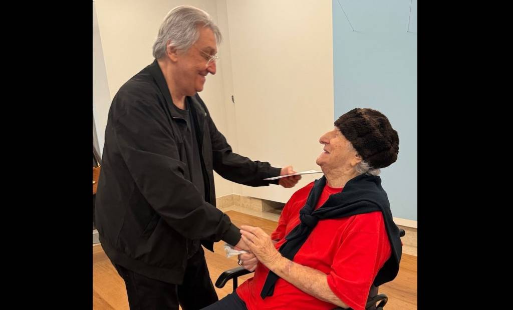 Eduardo Sued, 100 anos, visita mostra do amigo Waltercio Caldas