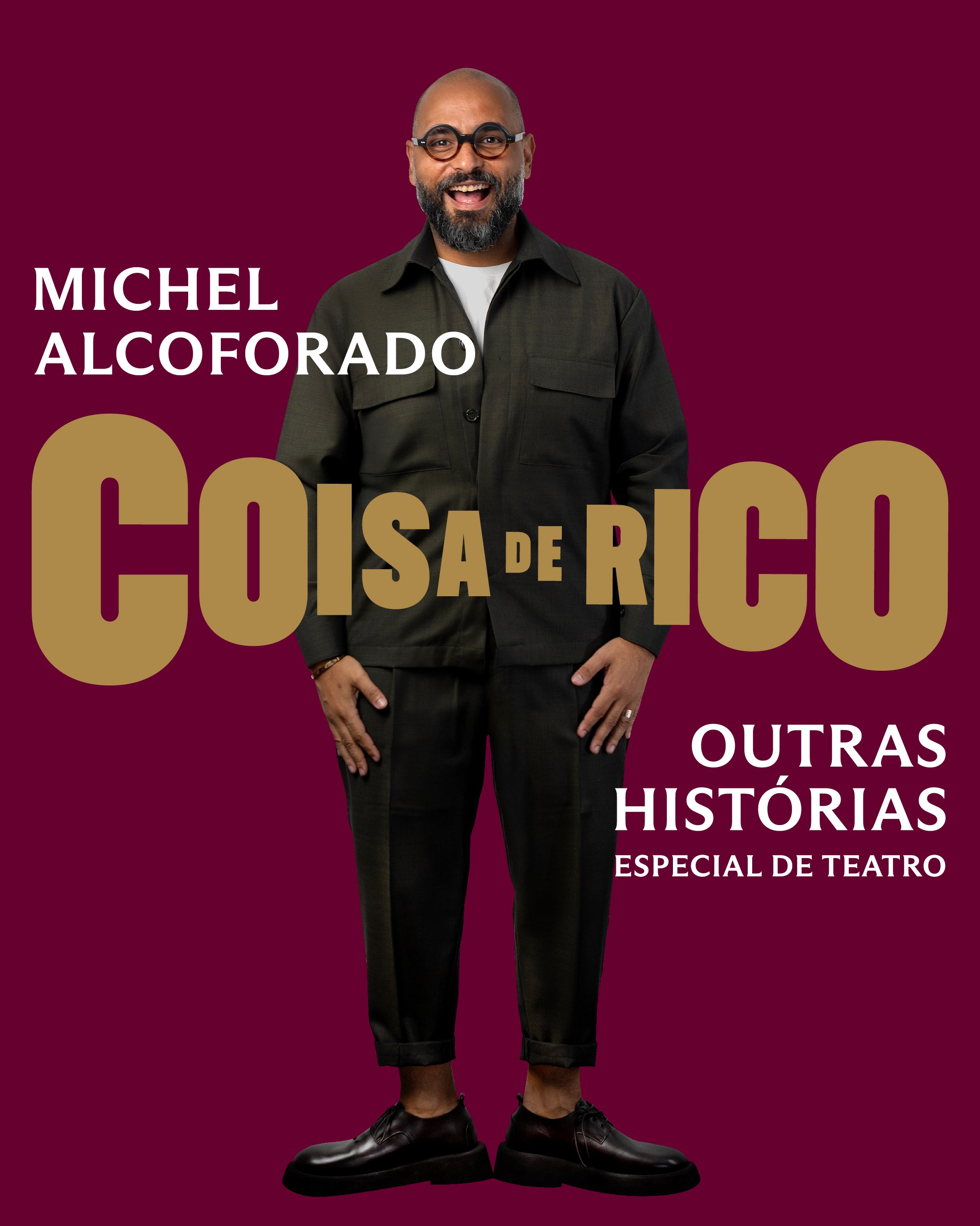 Michel Alcoforado, homem negro careca e barbudo, sorri amplamente usando &oacute;culos redondos, camisa verde-militar, camiseta branca e cal&ccedil;a preta. Ele est&aacute; em p&eacute;, com as m&atilde;os abaixadas e os p&eacute;s ligeiramente afastados, sobre um fundo vinho. O texto MICHEL ALCOFORADO e COISA DE RICO OUTRAS HIST&Oacute;RIAS ESPECIAL DE TEATRO aparece na imagem