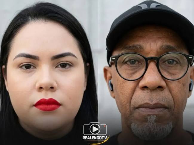 Close-up de uma mulher branca com batom vermelho e um homem negro de &oacute;culos, bon&eacute; e fones de ouvido, ambos olhando para frente com express&atilde;o s&eacute;ria