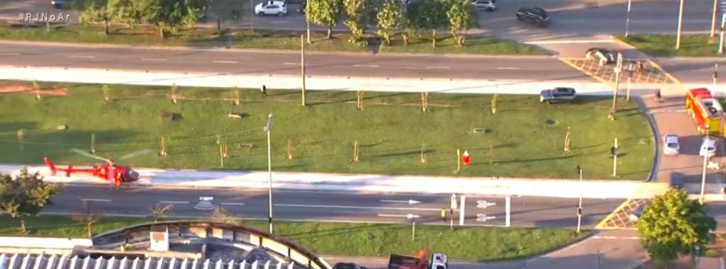 Helicóptero dos bombeiros pousa na Avenida das Américas para resgate
