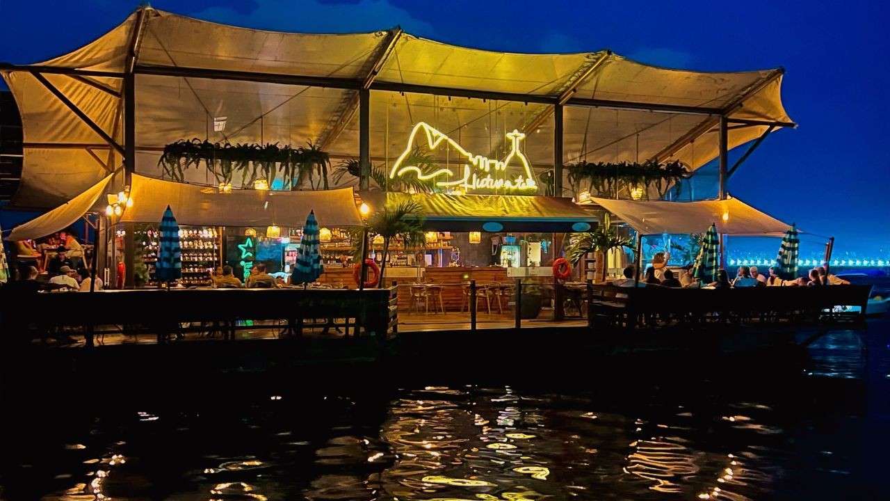 Restaurante flutuante é autuado por despejar esgoto na Baía de Guanabara