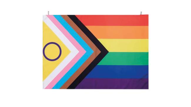 Símbolo do movimento LGBTQIAPN+, o arco-íris colore roupas e acessórios