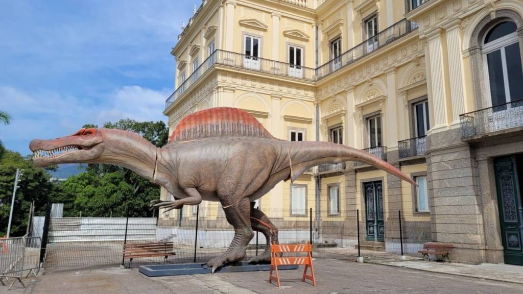 Museu Nacional ganha réplica gigante de dinossauro. Saiba como visitar