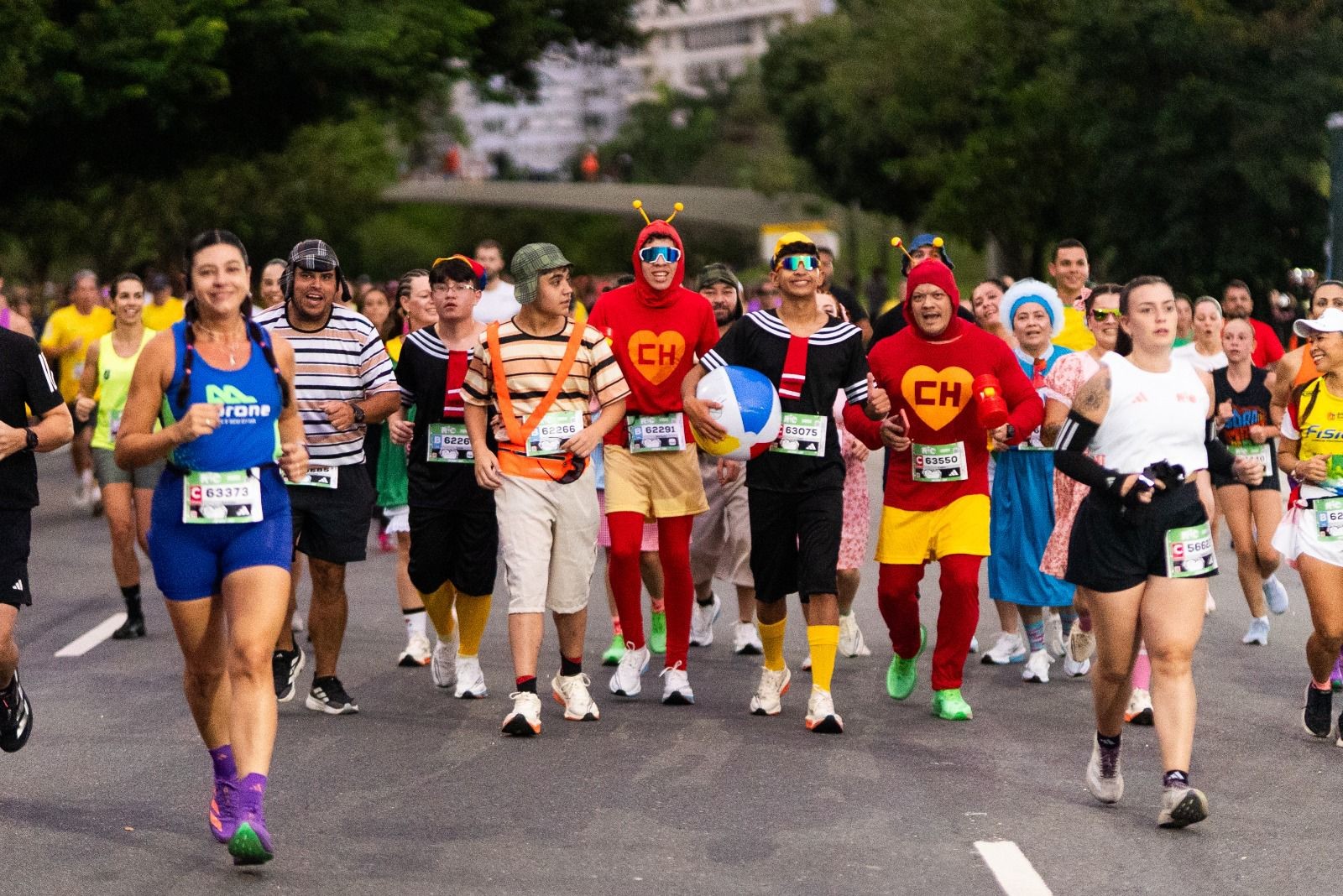 Corredores fantasiados na Maratona do Rio