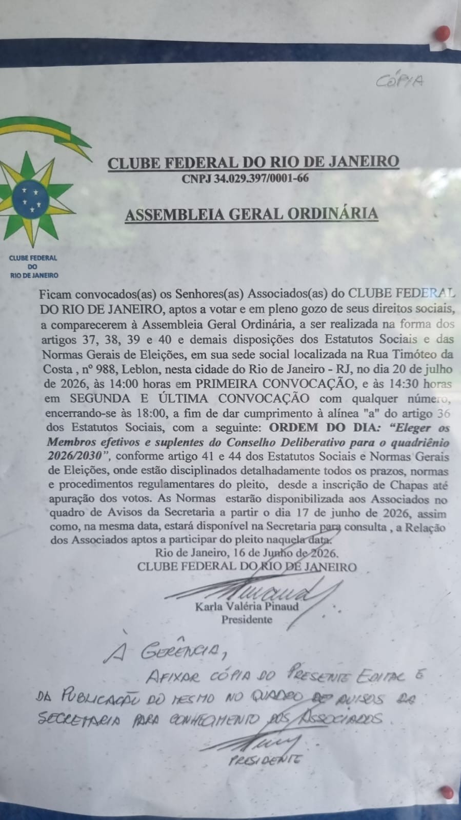 Edital de convoca&ccedil;&atilde;o para Assembleia Geral Ordin&aacute;ria do Clube Federal do Rio de Janeiro, com o logotipo do clube &agrave; esquerda. O texto detalha a data, hor&aacute;rio e pauta da reuni&atilde;o, incluindo a elei&ccedil;&atilde;o de membros do Conselho Deliberativo. Assinado por Karla Val&eacute;ria Pinaud, Presidente, e com anota&ccedil;&otilde;es manuscritas para afixa&ccedil;&atilde;o do edital