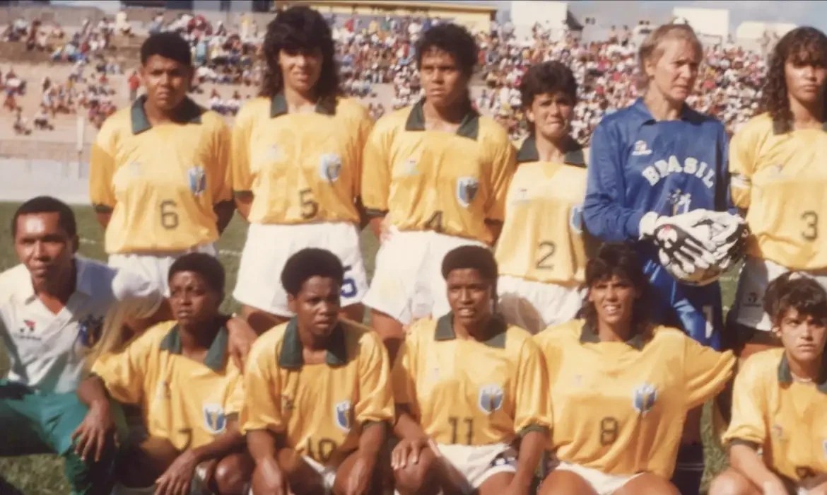 Theatro Municipal homenageia primeiras mulheres do futebol 