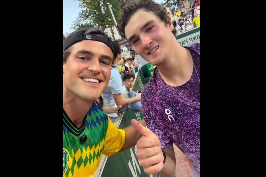 Fã ganha camisa de Fonseca em Paris e guarda em cofre: só sai nos jogos