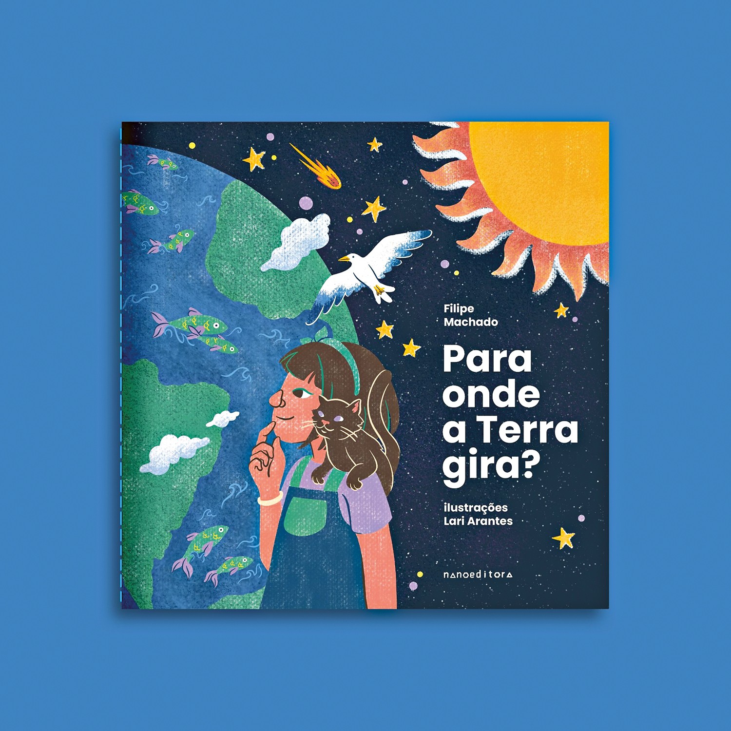 Capa do livro Para onde a Terra gira?, com uma menina pensativa, de perfil, com um gato preto no ombro, olhando para um globo terrestre. Ao fundo, um c&eacute;u estrelado com um sol, uma gaivota e peixes voadores.