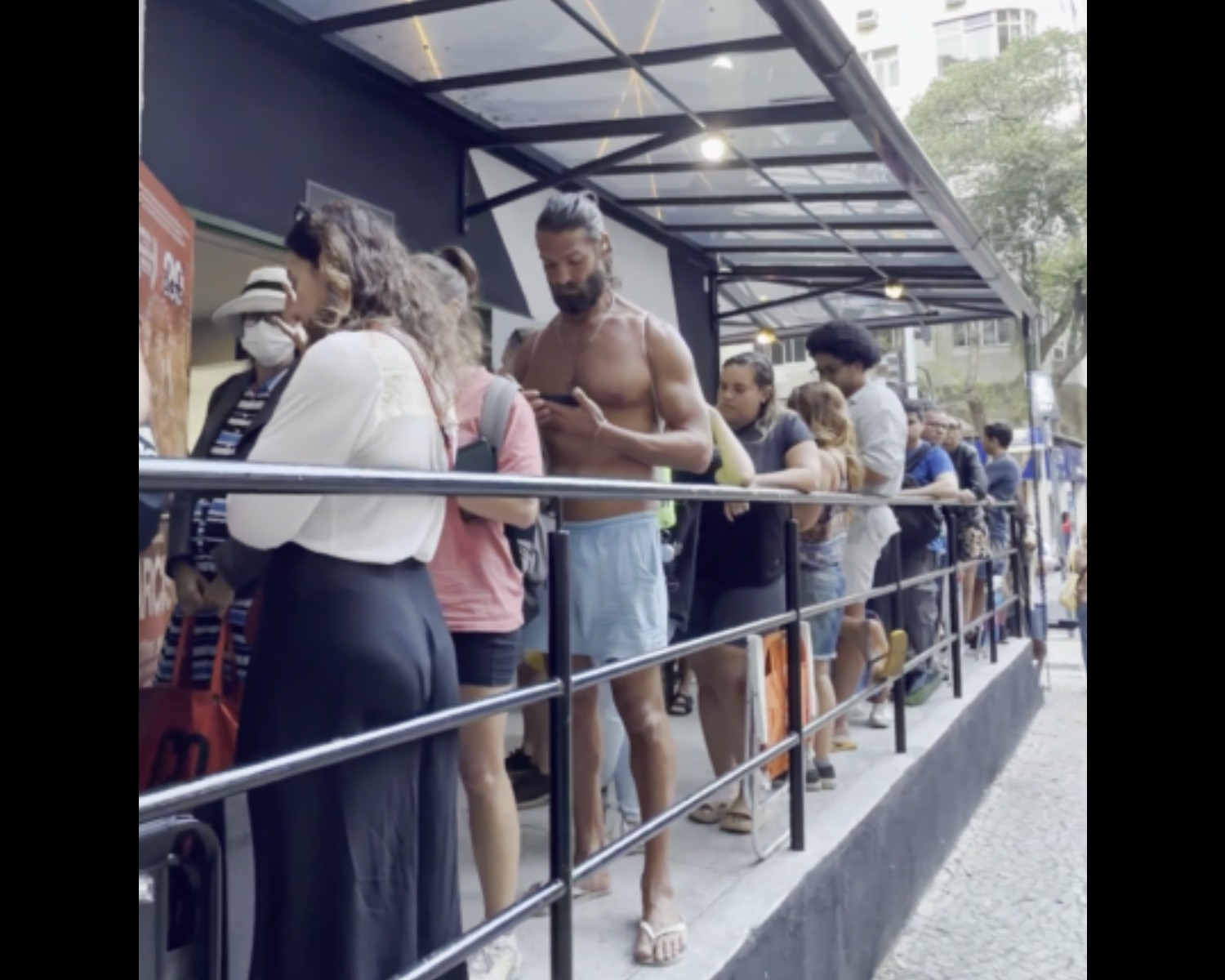 Teatro Gláucio Gill: você acredita no tamanho dessa fila? (vídeo)