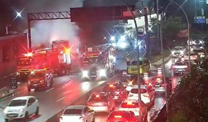 Curto no ar-condicionado faz ônibus pegar fogo próximo ao Túnel Rebouças