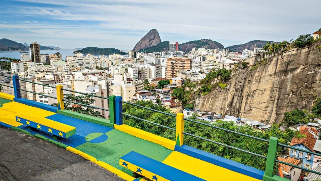 Copa deixa legado verde e amarelo no Morro Santo Amaro, no Catete