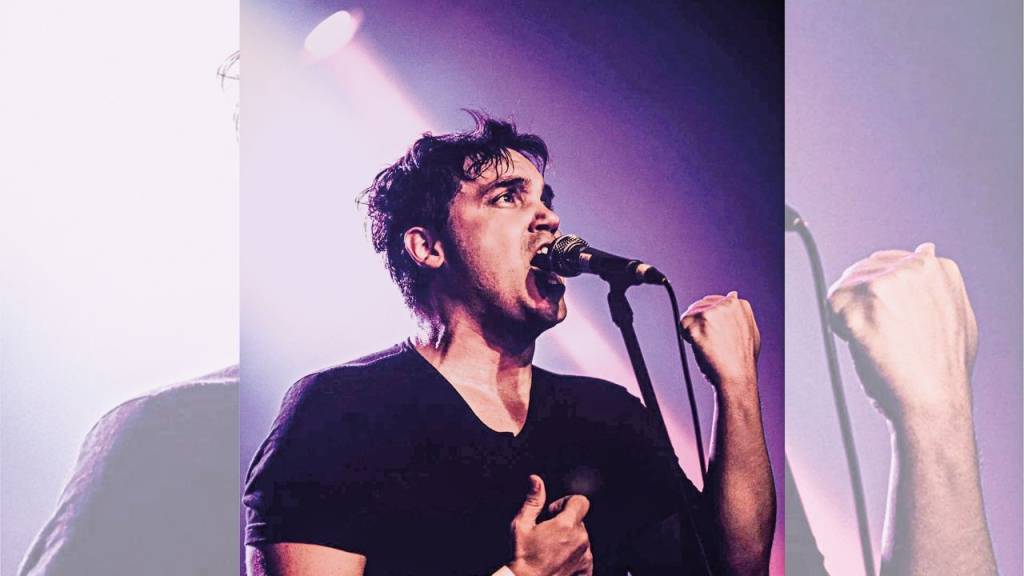 Jay Vaquer apresenta novidades em show intimista de piano e voz