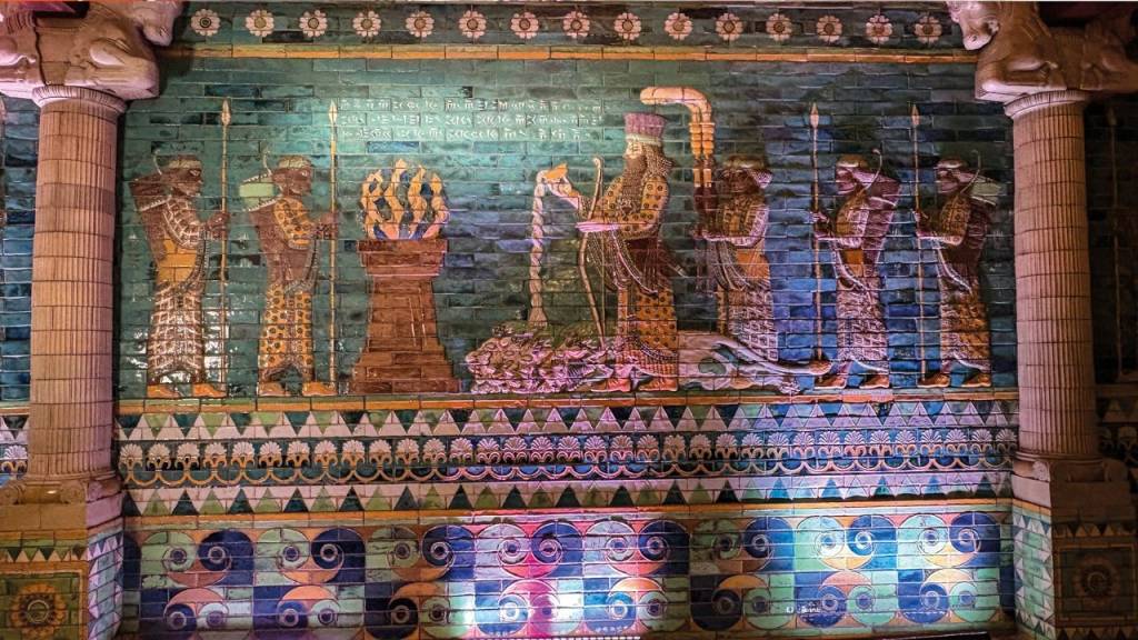 Enigma centenário: visitante decifra inscrições persas no Theatro Municipal