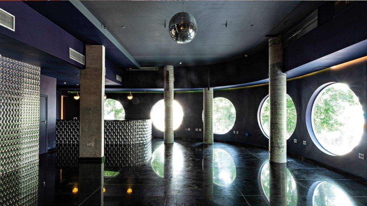 Barbarella está de volta: espaço renasce como salão de festa e hospedagem
