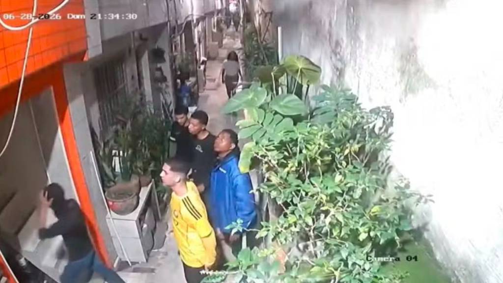 Grupo de motoboys destrói casa por engano após discussão sobre entrega