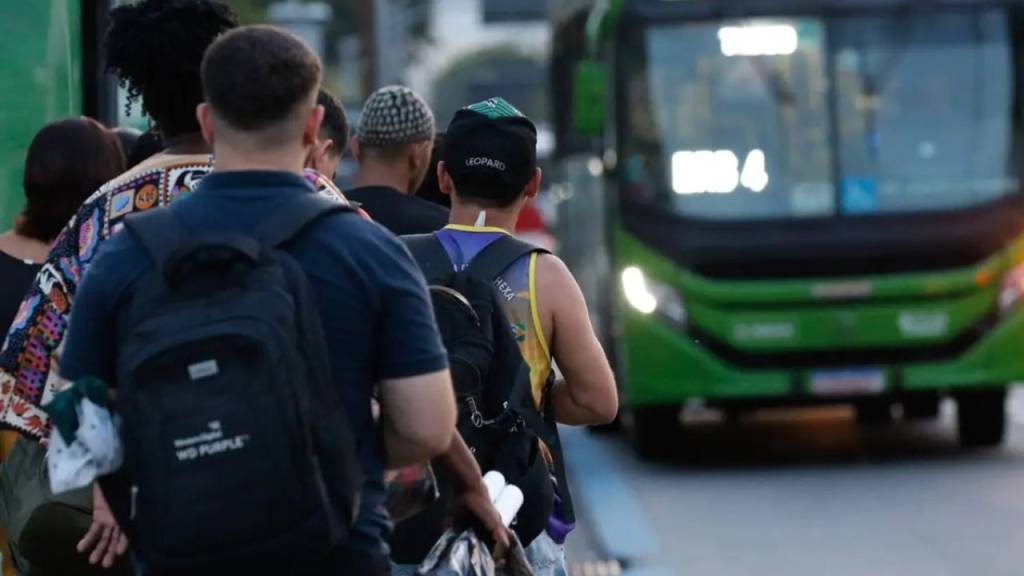 Greve de ônibus: em meio ao caos, Justiça manda que 80% da frota circule