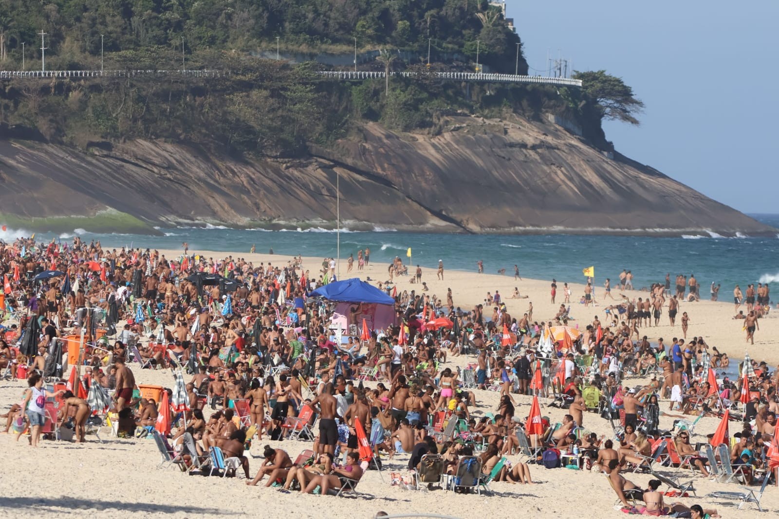 Carioca não perde dia de sol: se o Arpoador anda confuso, São Conrado lota
