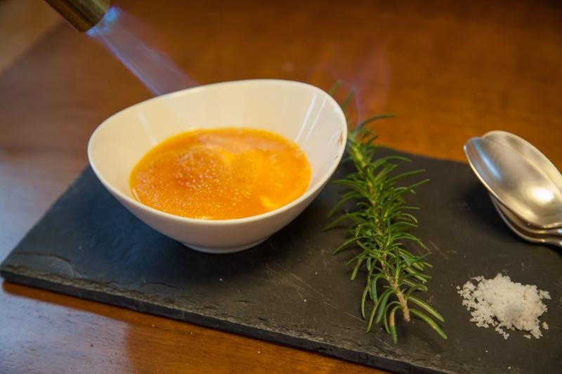 Receita de inverno: Sopa de abóbora com uma surpresa de chef