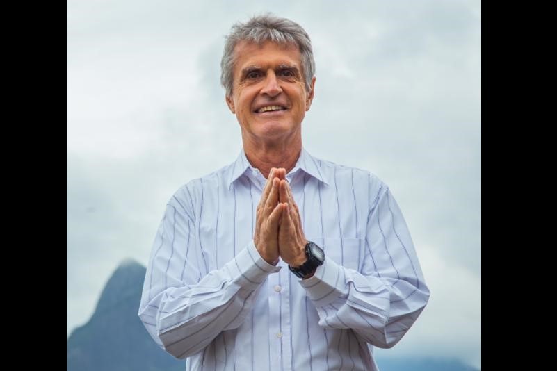 Klebér, único brasileiro discípulo direto do guru dos Beatles, lança livro