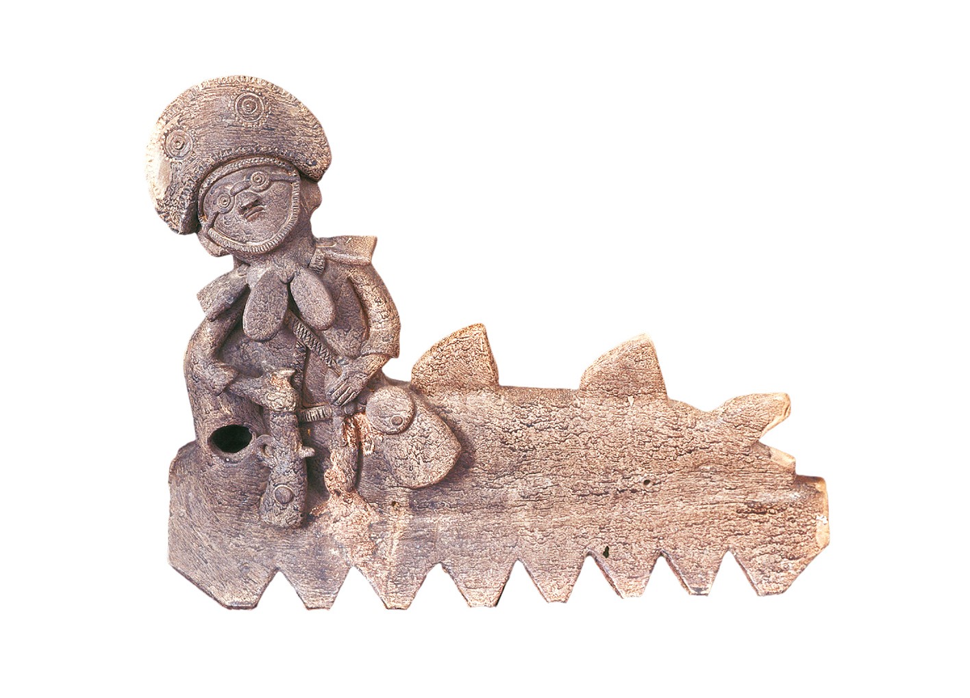Escultura de barro em tom terroso, representando um homem com chap&eacute;u de couro e &oacute;culos redondos, montado em um peixe com dentes pontiagudos na parte inferior
