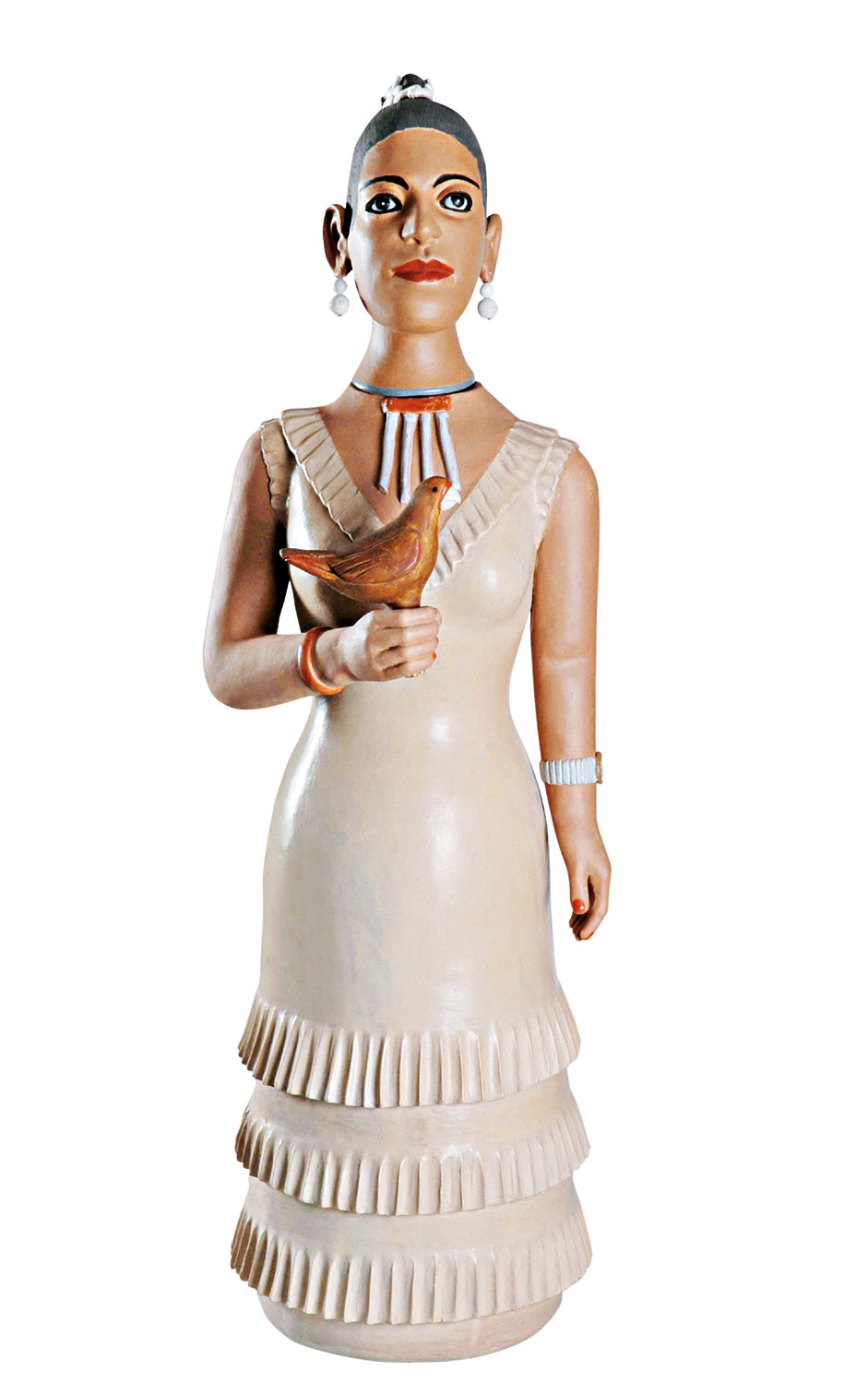 Escultura de mulher com pele escura, cabelo preso, brincos de p&eacute;rola e colar tribal. Veste um vestido bege com babados na saia e segura um p&aacute;ssaro marrom na m&atilde;o direita
