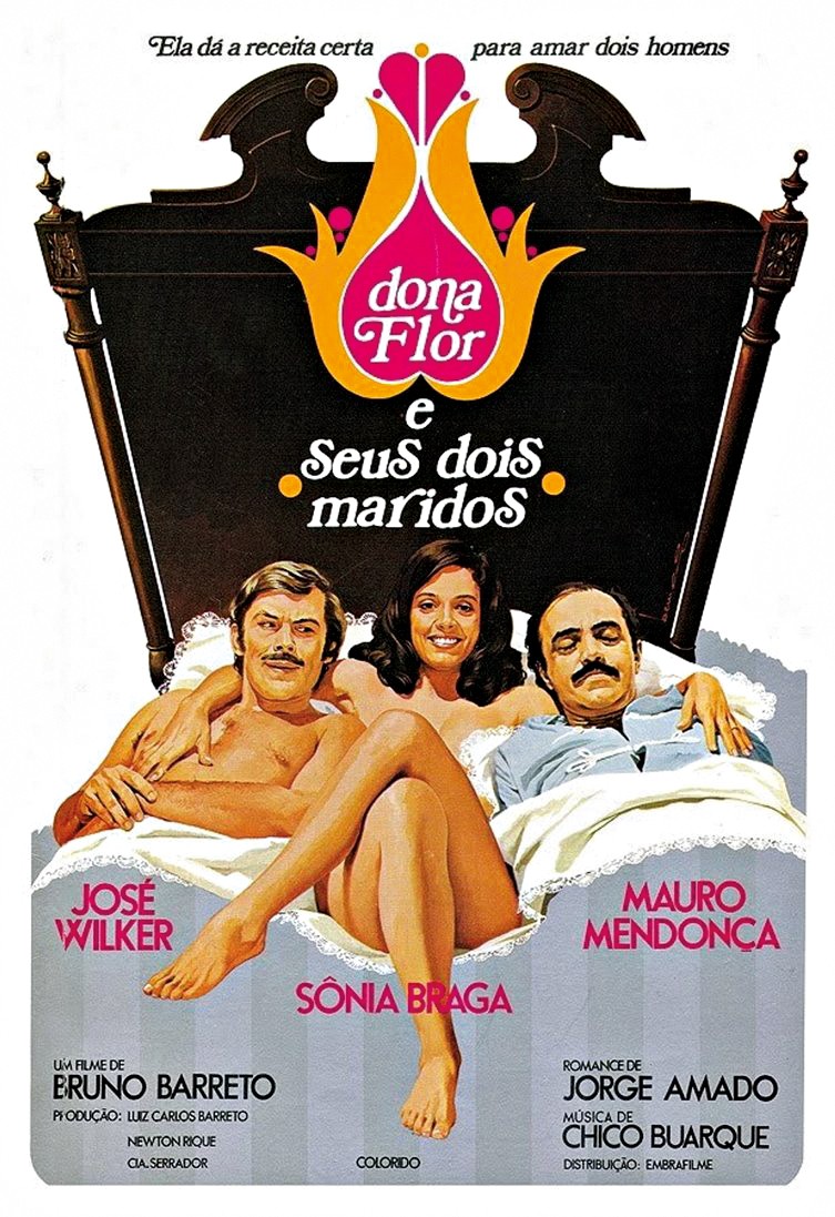 Cartaz do filme Dona Flor e Seus Dois Maridos. A atriz S&ocirc;nia Braga sorri, deitada na cama entre dois homens, Jos&eacute; Wilker e Mauro Mendon&ccedil;a, que a abra&ccedil;am. O t&iacute;tulo do filme aparece em destaque no topo, com a frase Ela d&aacute; a receita certa para amar dois homens