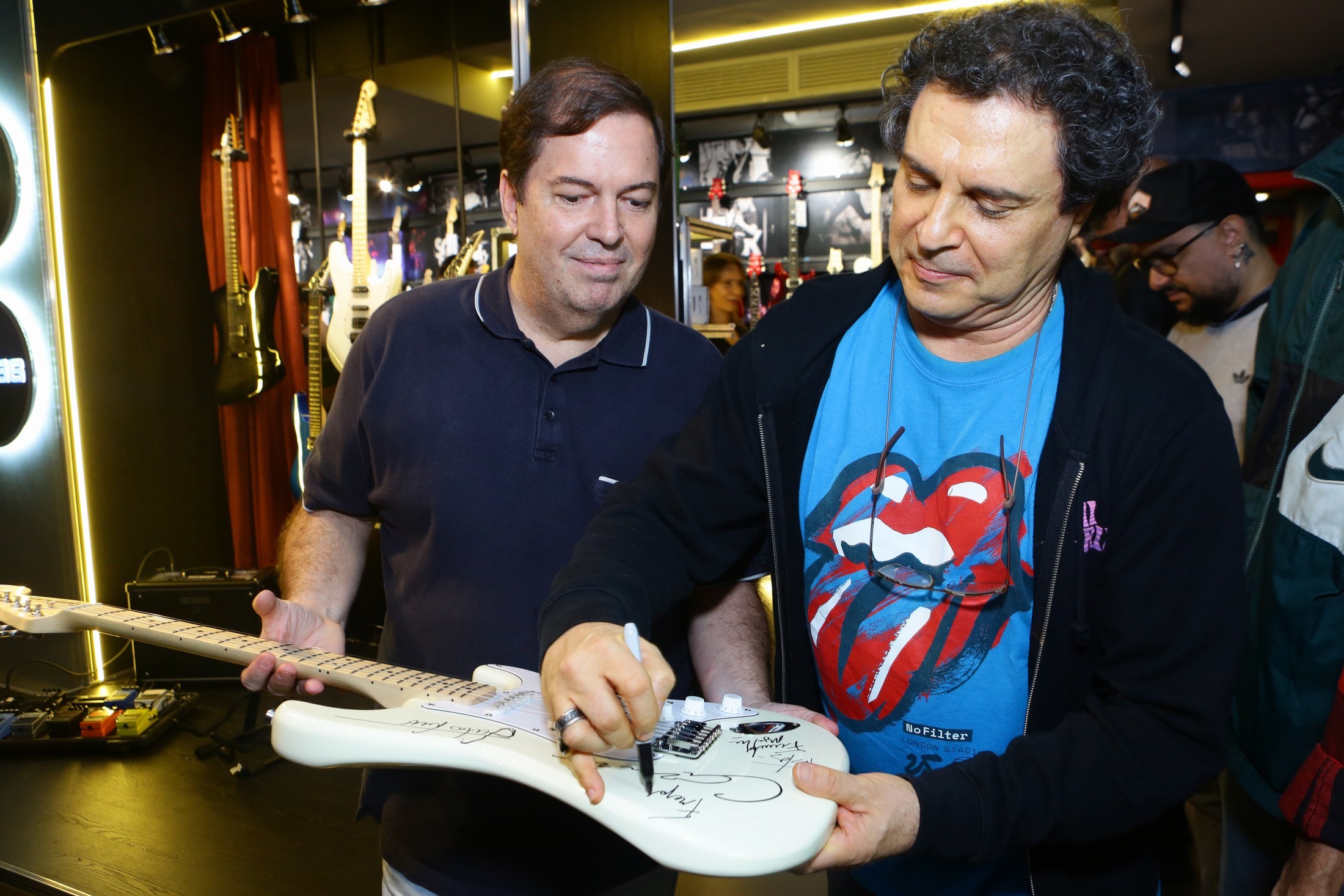 Nomes do rock nacional autografam guitarra para o Viva Cazuza  