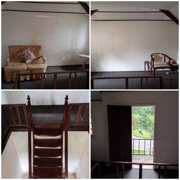 Quatro fotos de um quarto com paredes brancas, teto inclinado e piso escuro. Uma mostra um sof&aacute; bege com almofada, outra uma poltrona de madeira clara, uma terceira uma escada de madeira escura e a &uacute;ltima uma porta aberta para uma varanda com vista para a natureza