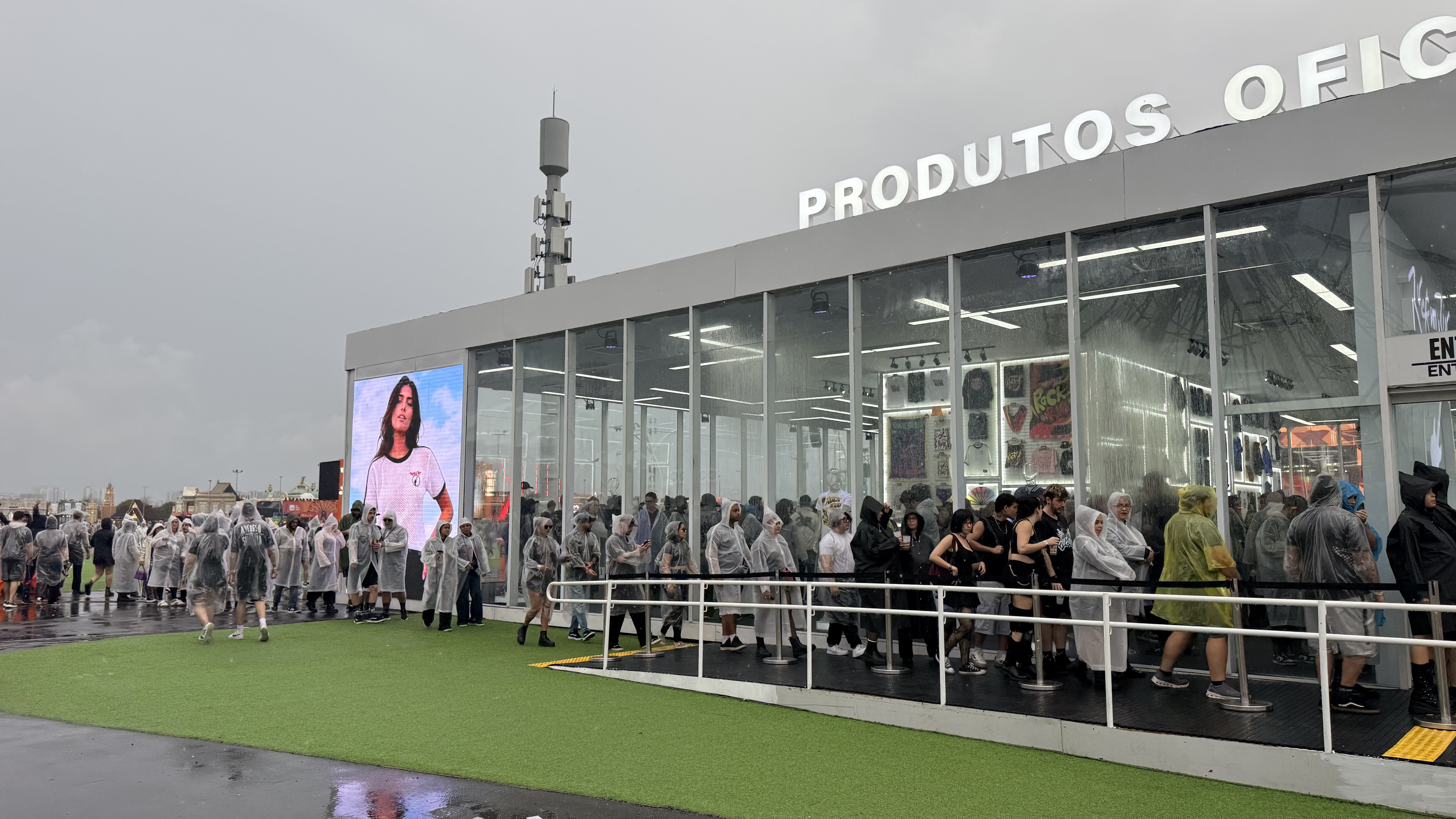 Locais cobertos para se proteger da chuva entre os shows do Rock in Rio