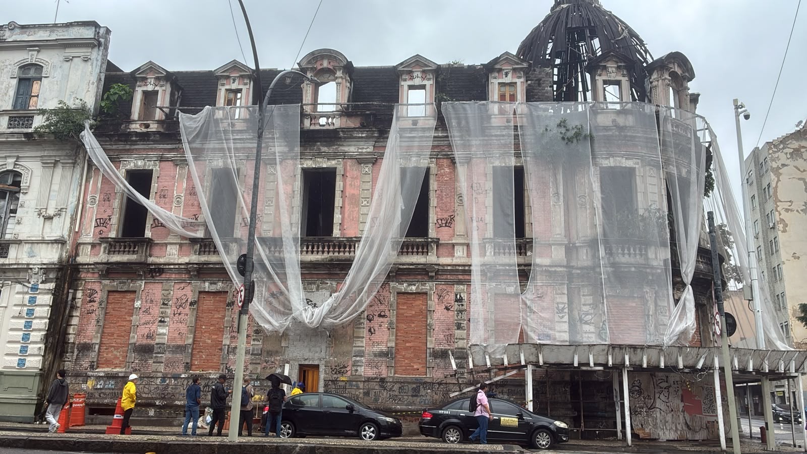 Prefeitura retira invasores do Palacete Imperial, da UFRJ, no Centro