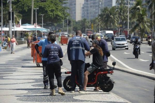 Sem ciclovia e sem poder ir pela rua, autopropelidos fazem manifestação