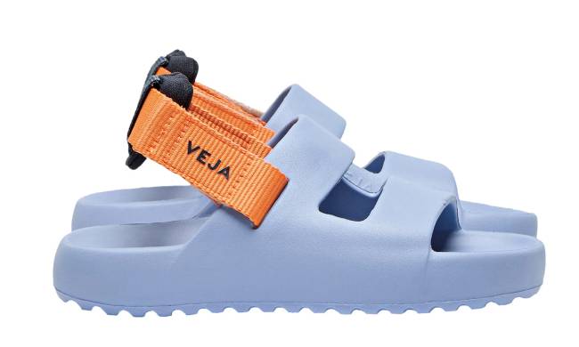 R$ 270,00 Sand&aacute;lia imperme&aacute;vel, de material reciclado. Veja, veja-store.com.br