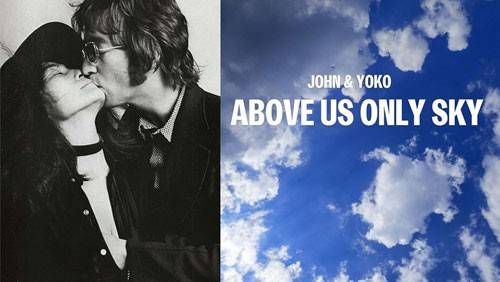 John Lennon beija Yoko Ono na testa, ambos em preto e branco. &Agrave; direita, c&eacute;u azul com nuvens brancas e o texto JOHN & YOKO ABOVE US ONLY SKY