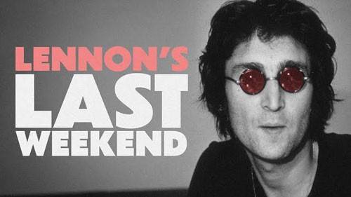 John Lennon em preto e branco, com cabelo escuro e &oacute;culos de lentes redondas vermelhas, olhando para frente. &Agrave; esquerda, o texto LENNONS LAST WEEKEND em letras mai&uacute;sculas, sendo LENNONS em rosa e LAST WEEKEND em branco