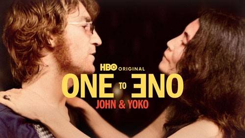 John Lennon e Yoko Ono se abra&ccedil;am, rostos pr&oacute;ximos em perfil. John, &agrave; esquerda, usa &oacute;culos e tem barba. Yoko, &agrave; direita, tem cabelos longos. O t&iacute;tulo ONE TO ONE JOHN & Yoko em amarelo e vermelho sobrep&otilde;e a imagem