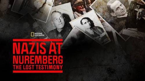 Montagem de fotos antigas em preto e branco de homens, alguns em uniformes militares, sobre um fundo escuro e texturizado. O logotipo da National Geographic est&aacute; no centro-esquerda. Em primeiro plano, um grande t&iacute;tulo vermelho: NAZIS AT NUREMBERG THE LOST TESTIMONY