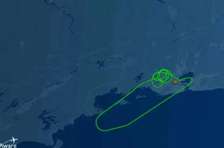 Mapa a&eacute;reo escuro mostrando a rota de um avi&atilde;o em verde brilhante, com v&aacute;rias voltas circulares sobre a &aacute;rea do Rio de Janeiro, indicada por GIG e Rio de Janeiro em texto amarelo. A rota se estende sobre o oceano e parte do continente, com rios e massas de terra vis&iacute;veis