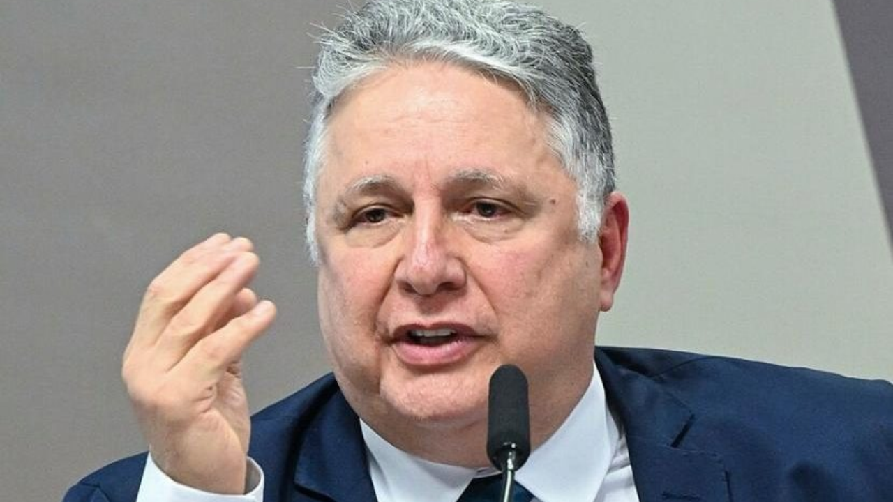 Advogado de Garotinho aparece como autor de parecer a favor da desistência do candidato