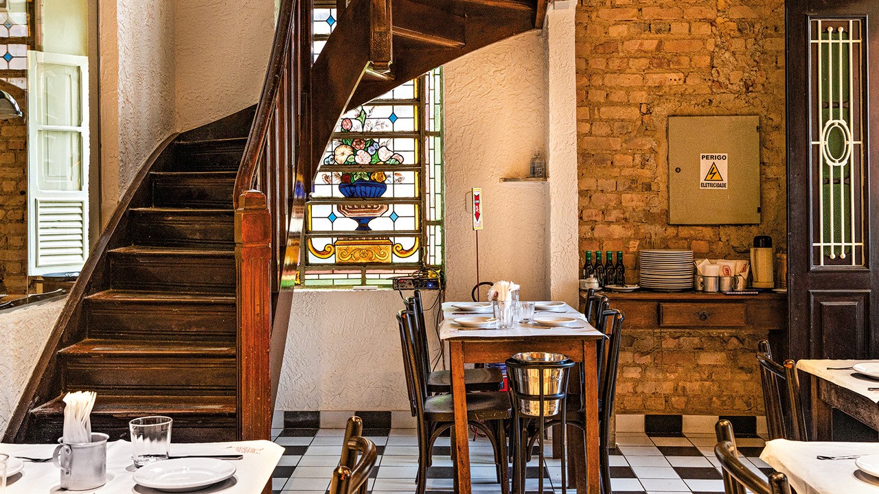 Ginga carioca e tempero francês se encontram no menu do Capote Rotisseria